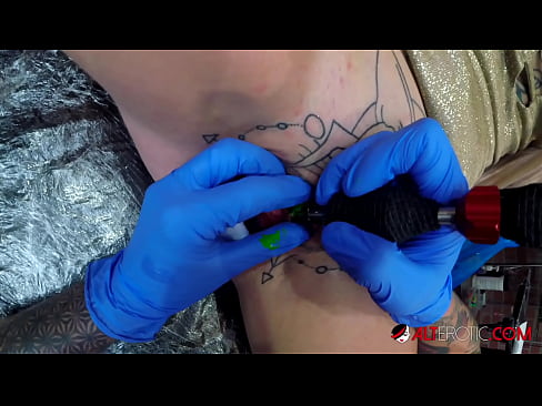 ❤️ Ekstremt tatoveret hottie Sully Savage fik en tatovering på sin klitoris Sluts at da.https-tubsexer.ru
